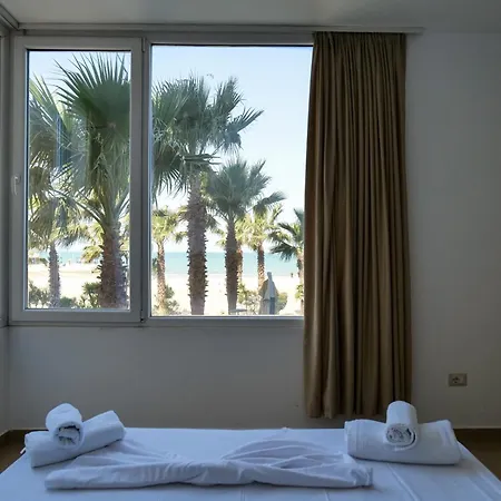 Cattleya * Golem (Tirana)